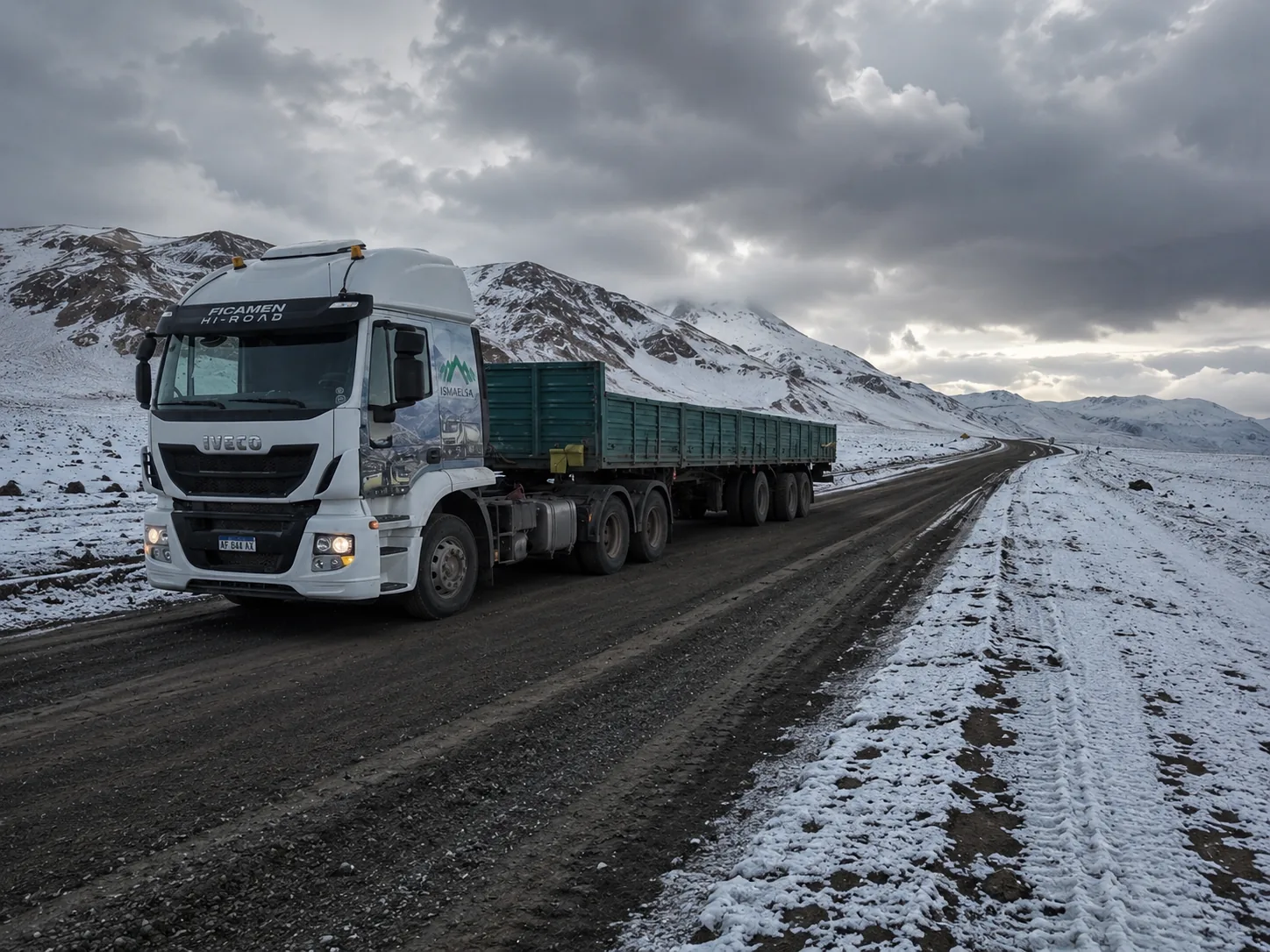 Camión de la flota ISMAEL S.A. operando en la cordillera de los Andes con nieve.